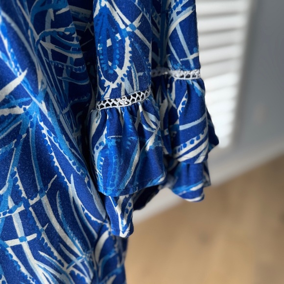 Lilly Pulitzer Ruffle 3/4 Sleeve Top in Blue and White Size Medium - Picture 4 of 9